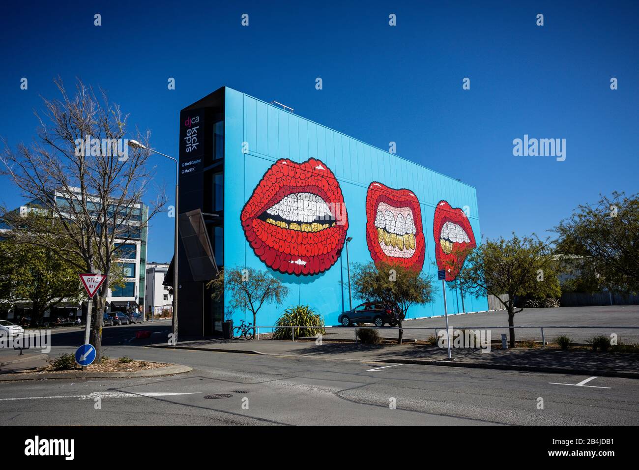 Streetart rote Lippen, Mouthes, Küsse, Haus mit Graffiti-Kunst Stockfoto