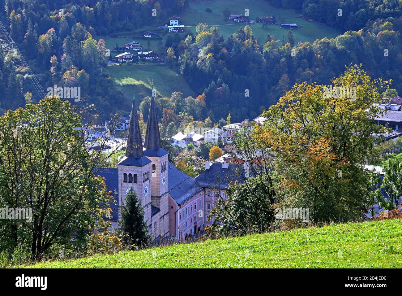 Blick auf die Stiftskirche im Zentrum, Berchtesgaden, Berchtesgadener Land, Oberbayern, Bayern, Deutschland Stockfoto