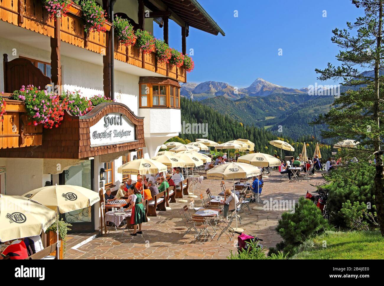 Berghotel Nutzkaser mit Restaurantterrasse, Ramsau, Berchtesgadener Land, Oberbayern, Bayern, Deutschland Stockfoto