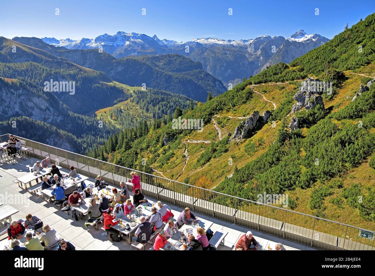 Restaurantterrasse des Berggasthauses Jenneralm an der Seilbahnstation des Jenner (1874m), Gemeinde Schönau am Königssee, Berchtesgadener Land, Oberbayern, Bayern, Deutschland Stockfoto