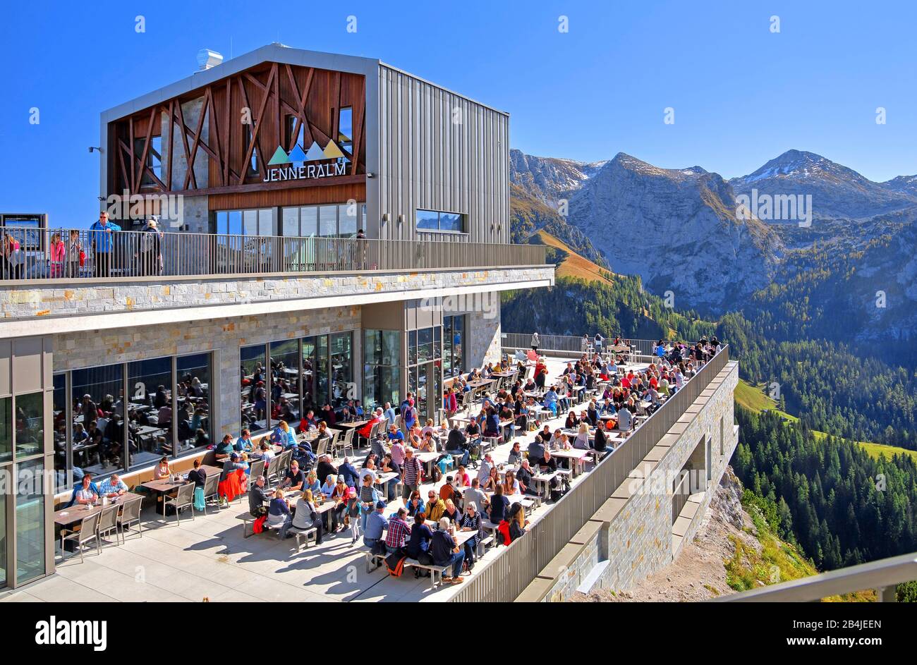 Restaurantterrasse des Berggasthauses Jenneralm an der Seilbahnstation des Jenner (1874m), Gemeinde Schönau am Königssee, Berchtesgadener Land, Oberbayern, Bayern, Deutschland Stockfoto