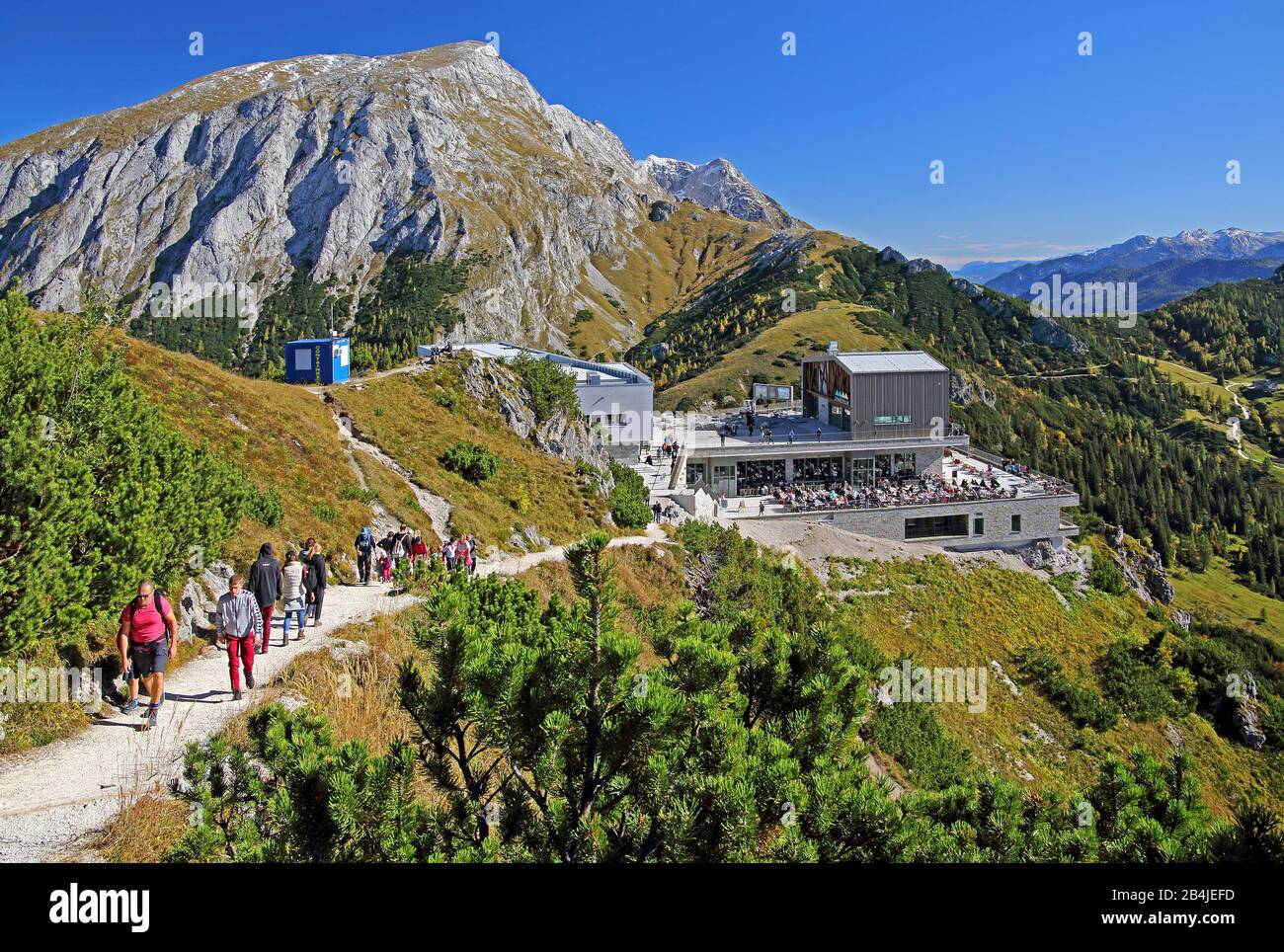 Wanderweg zum Gipfel von Jenner (1874m) mit Berger Restaurant Jenneralm an der Seilbahnstation, Gemeinde Schönau am Koenigssee, Berchtesgadener Land, Oberbayern, Bayern, Deutschland Stockfoto