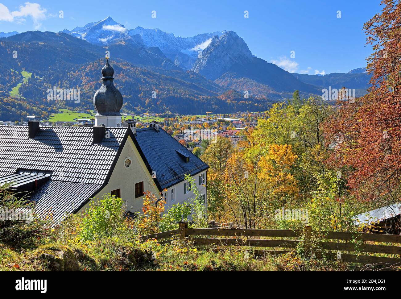 Wallfahrtskirche St. Anton über den Landkreis Partenkirchen gegen Zugspitzgruppe (2962m), Garmisch-Partenkirchen, Wettersteingebirge, Werdenfelser Land, Oberbayern, Bayern, Deutschland Stockfoto