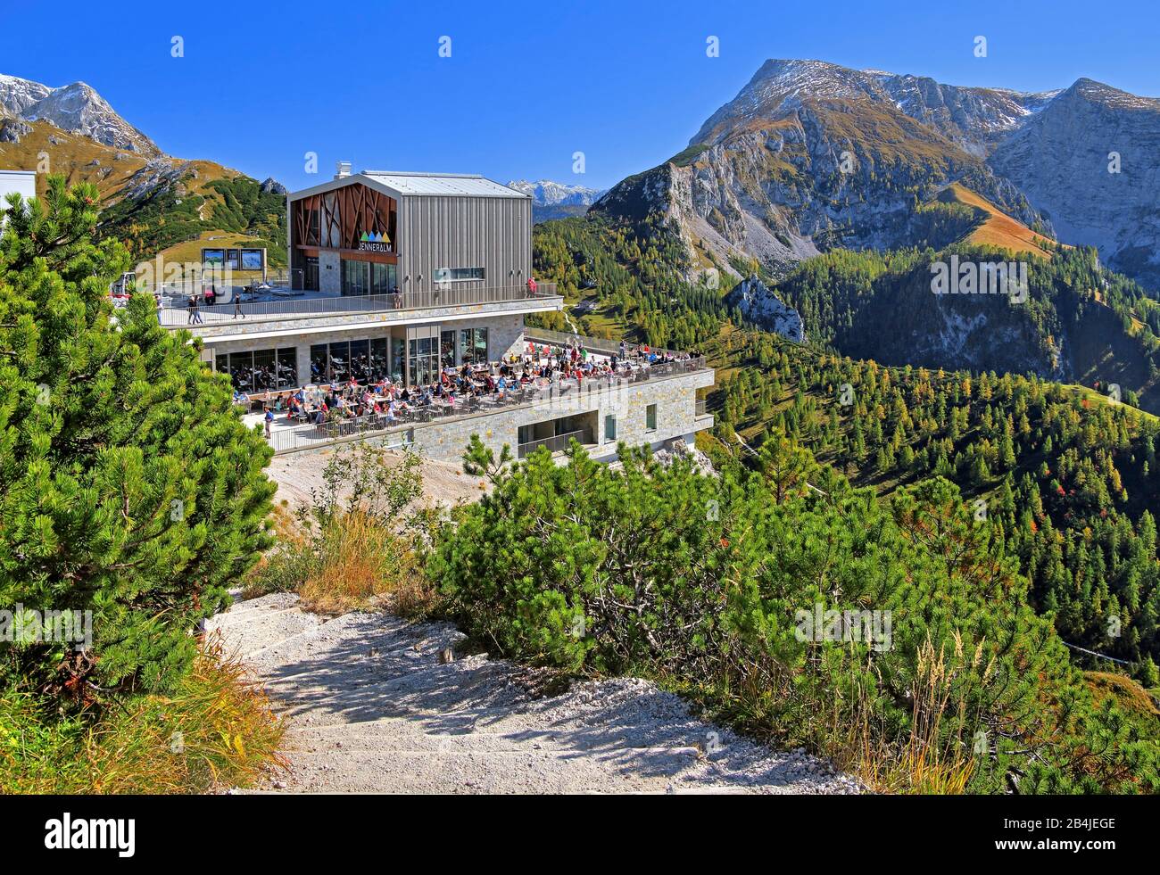 Wanderweg zum Gipfel von Jenner (1874m) mit Berger Restaurant Jenneralm an der Seilbahnstation, Gemeinde Schönau am Koenigssee, Berchtesgadener Land, Oberbayern, Bayern, Deutschland Stockfoto