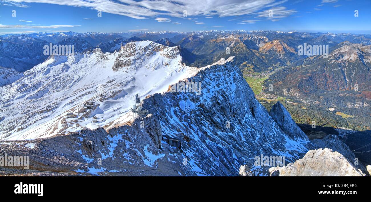 Panorama vom Gipfel der Zugspitze (2962m) auf das Zugspitzplatt und das Ehrwalder Tal, Grainau, Wettersteingebirge, Werdenfelser Land, Oberbayern, Bayern, Deutschland Stockfoto