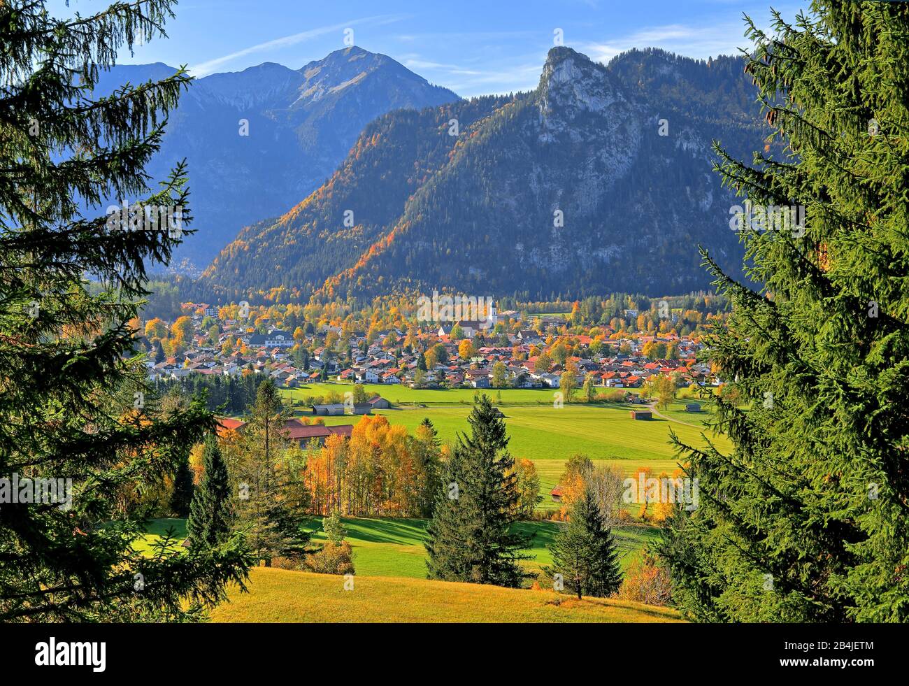 Übersicht über das Dorf im Ammertal gegen Kofel (1342 m) und Notkarspitze (1888m), Oberammergau, Passionsspielort, Passionsspieldorf, Ammergauer Alpen, Oberbayern, Bayern, Deutschland Stockfoto