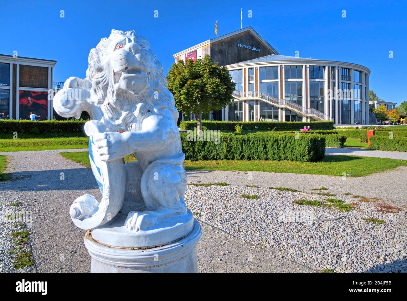 Festspielhaus mit Löwenskulptur am Forggensee, Füssen, Romantische Straße, Ostallbräu, Allgäuer, Schwaben, Bayern, Deutschland Stockfoto