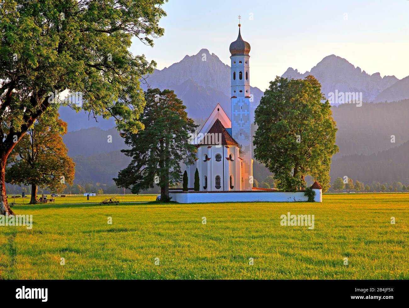 Wallfahrtskirche St. Coloman gegen Lechtaler Alpen, Schwangau bei Füssen, Romantische Straße, Ostallbräu, Allgäuer, Schwaben, Bayern, Deutschland Stockfoto
