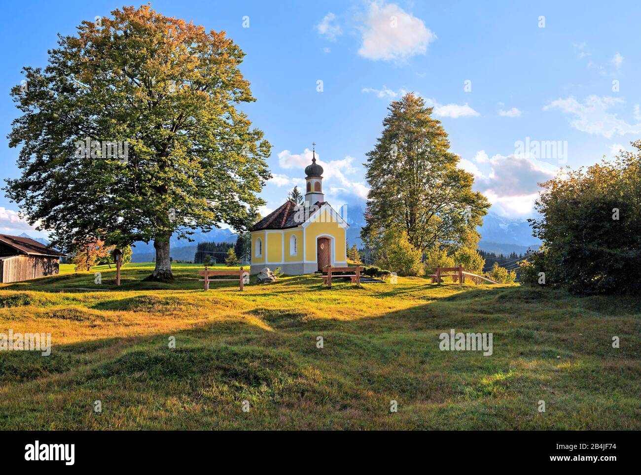 Landschaft mit Kapelle Maria Rast auf der Buckelwiese, Krün, Werdenfelser Land, Oberbayern, Bayern, Deutschland Stockfoto