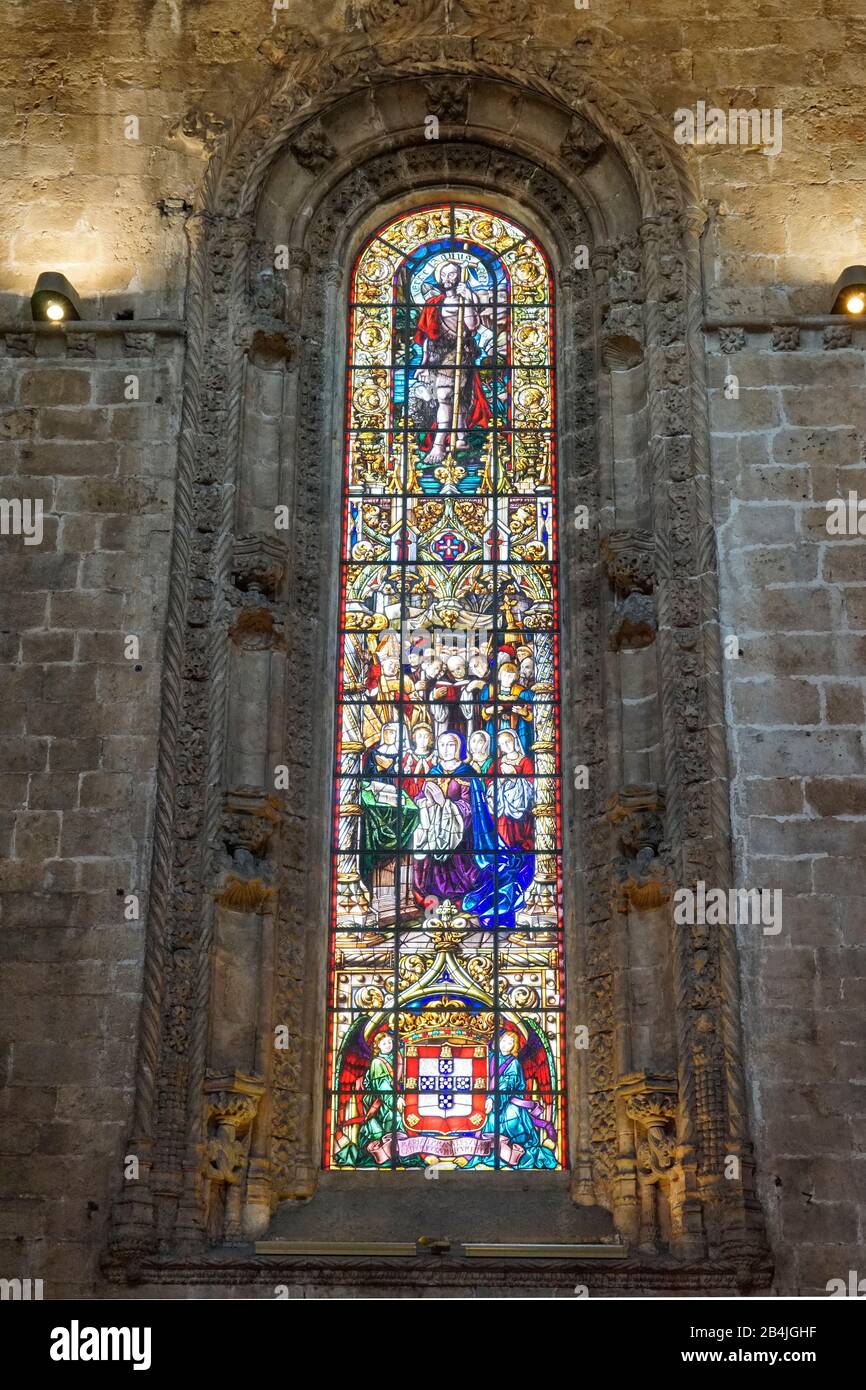 Europa, Portugal, Region Lissabon, Lissabon, Belem, Kloster Jeronimos, Klosterkirche, Santa Maria de Belem, im Inneren Glasfenster Stockfoto