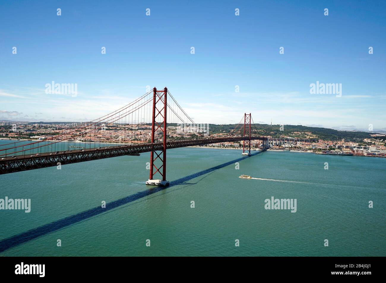 Europa, Portugal, Region Lissabon, Almada, Ponte 25 de Abril, Brücke vom 25. April, Hängebrücke über den Tejo, die Almada mit Lissabon verbindet Stockfoto