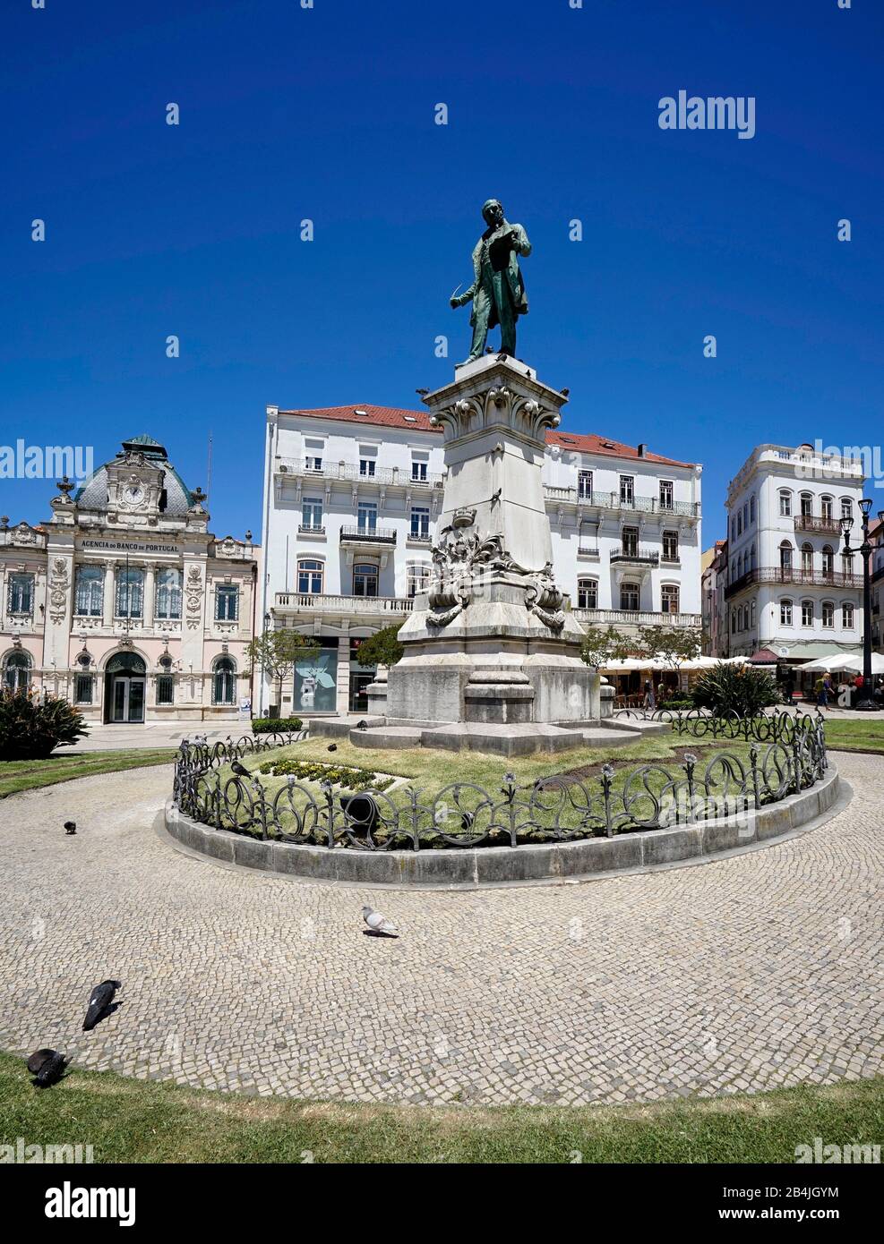 Europa, Portugal, Region Centro, Coimbra, Largo da Portagem, Mautstelle, Banco de Portugal, Denkmal für Joaquim Antonio de Aguiar Stockfoto