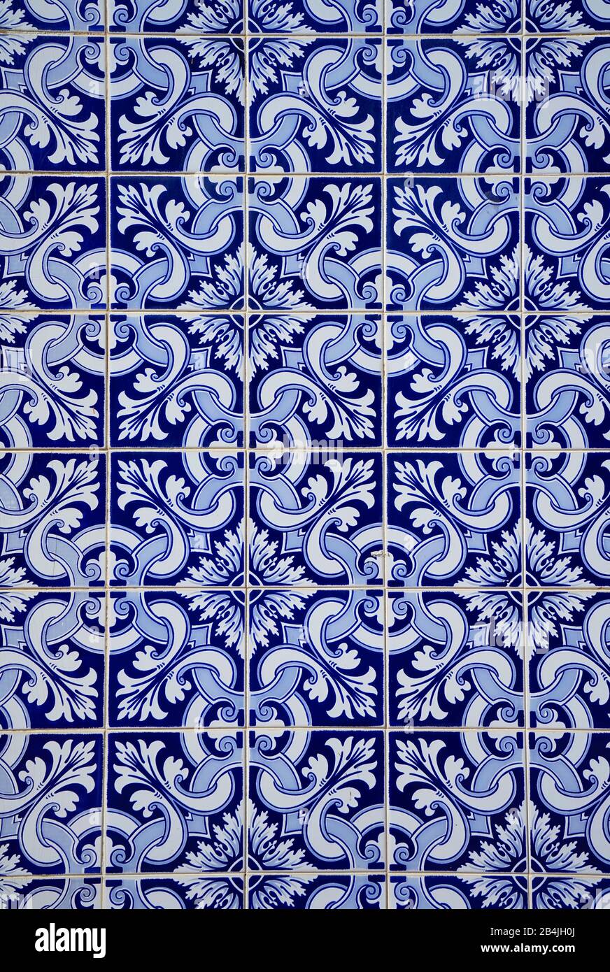 Europa, Portugal, Nordregion, Guimaraes, gemusterte Fliesen, Azulejos, an einer Hausfassade, Detail Stockfoto