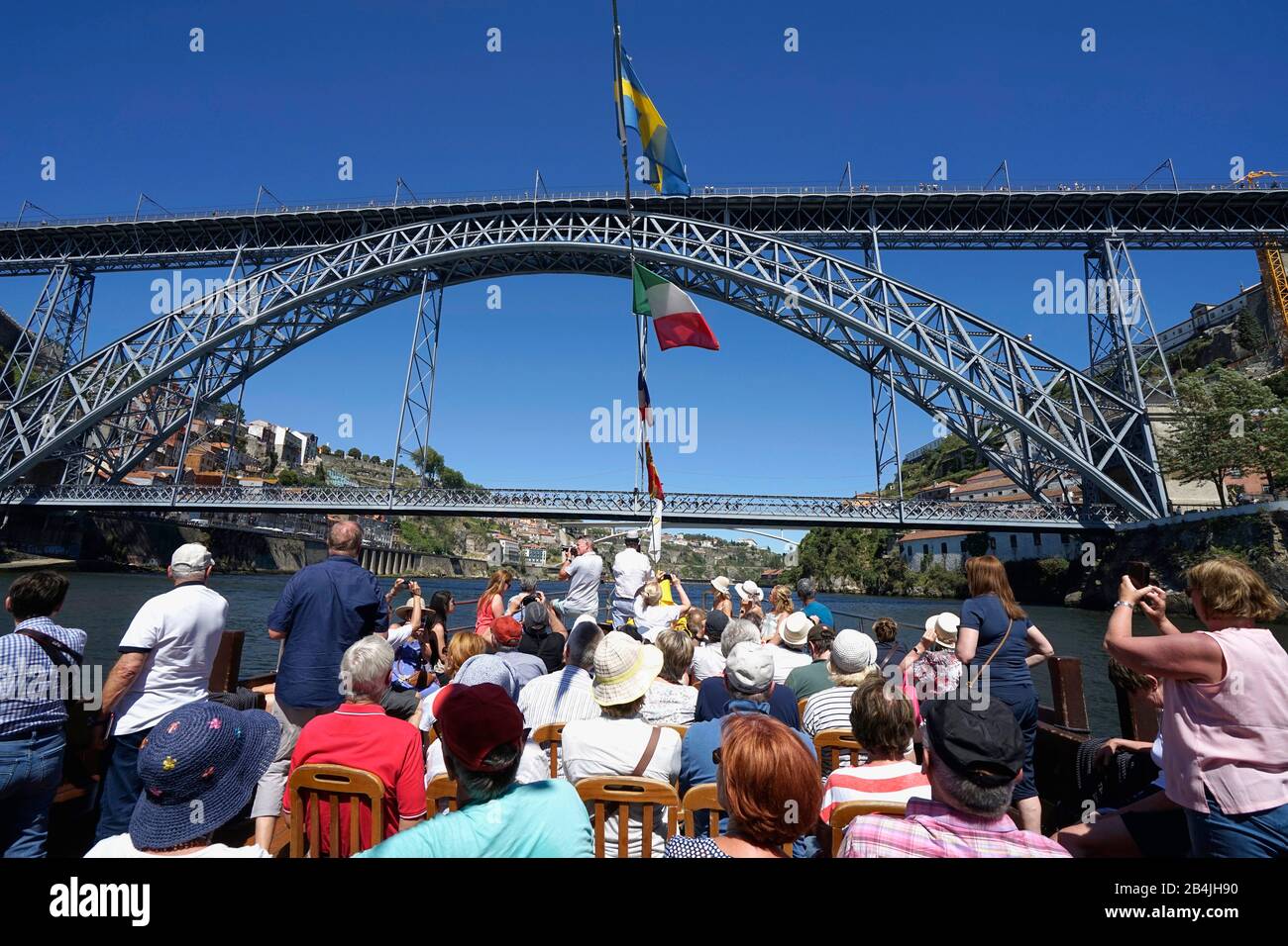 Europa, Portugal, Nordregion, Porto, Bogenbrücke, Ponte Dome Luis I, Stahlbrücke über den Douro, Ausflugsboot, Touristen Stockfoto