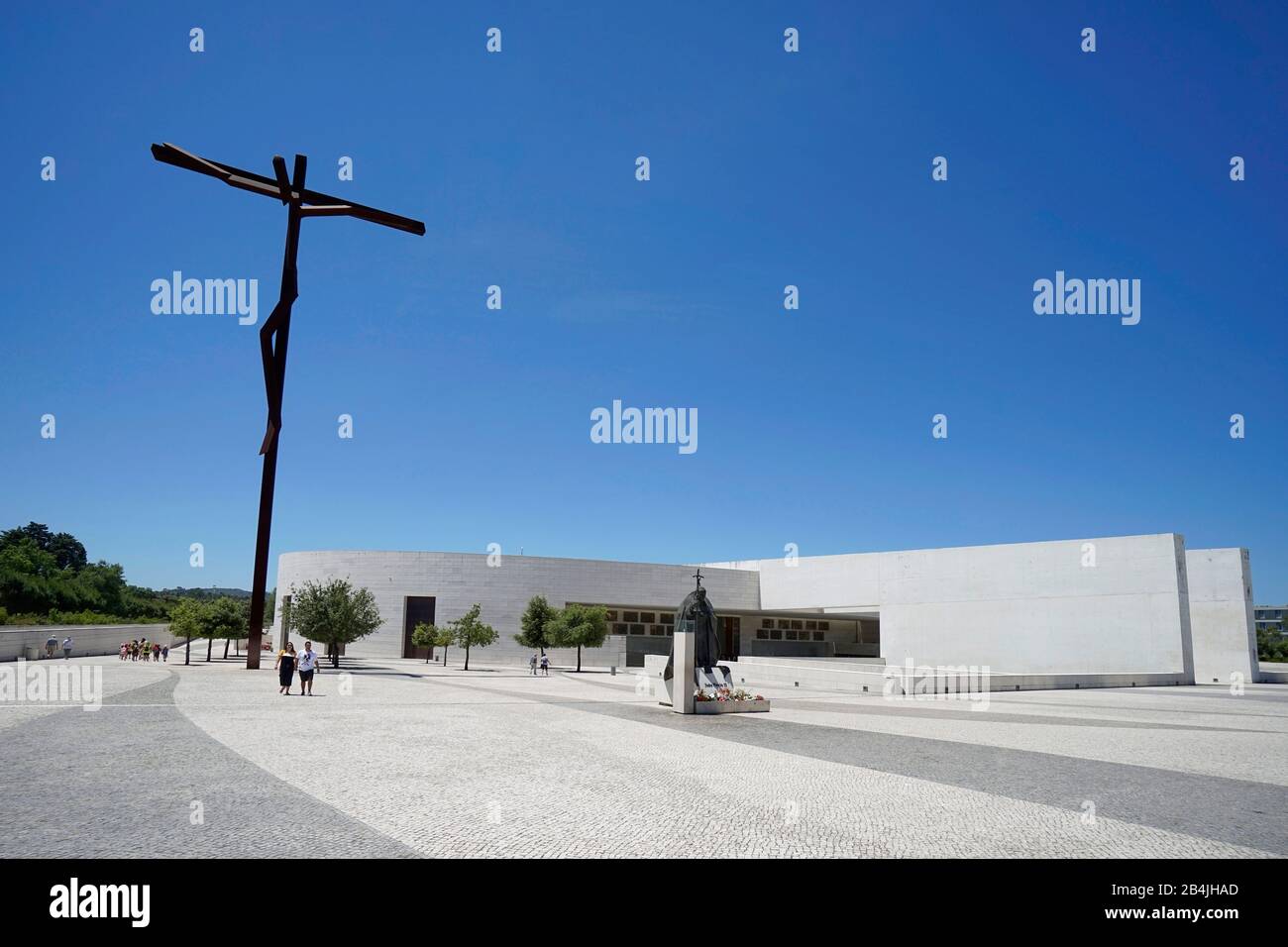 Europa, Portugal, Region Centro, Fatima, Igreja da Stissima Trindade, Kirche der Heiligen Dreifaltigkeit, Eisernes Kreuz, Statue von Papst Johannes Paul II Stockfoto