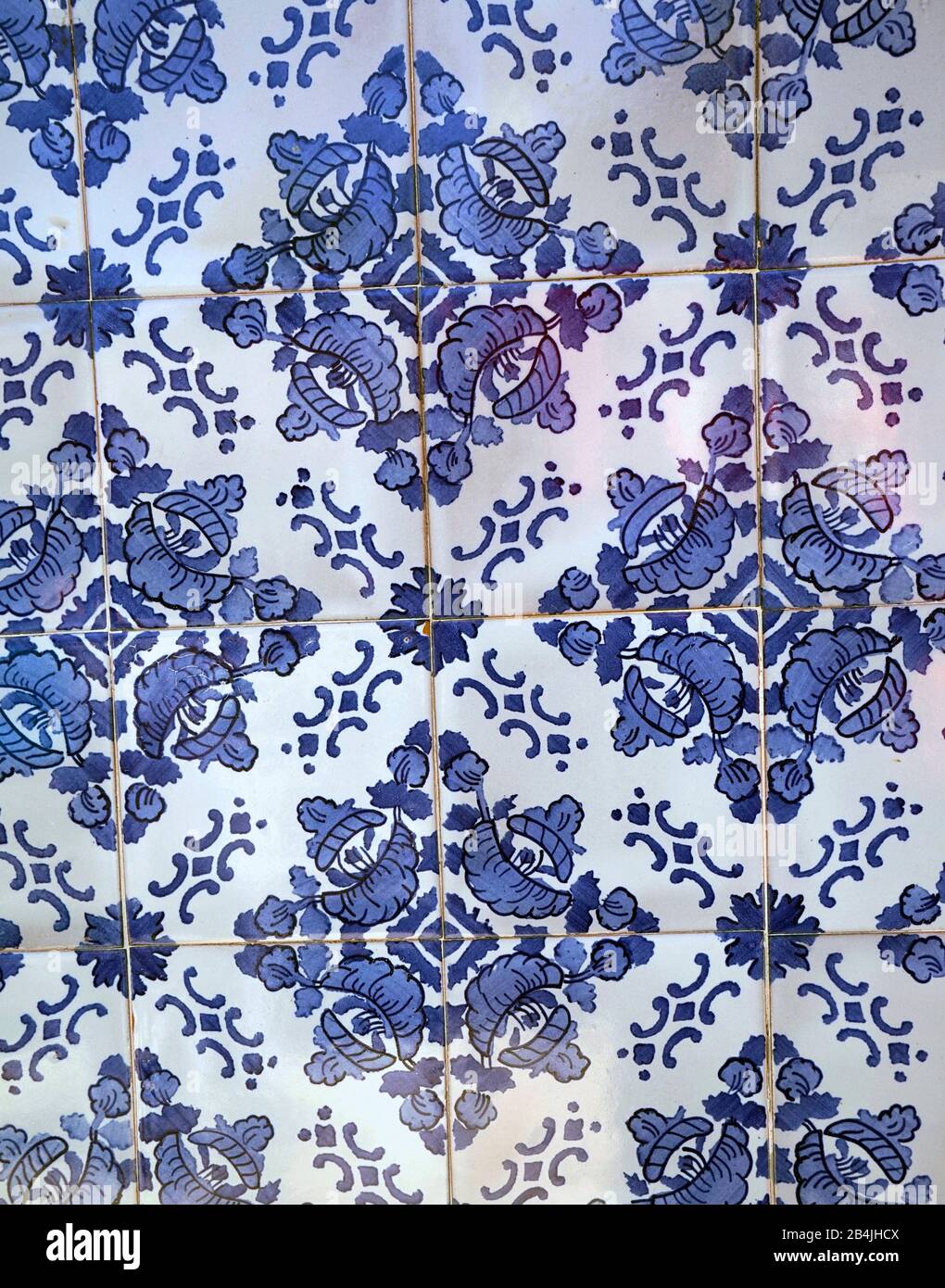 Europa, Portugal, Nordregion, Porto, blau gemusterte portugiesische Fliesen, Azulejos, an einer Hausfassade, Detail Stockfoto
