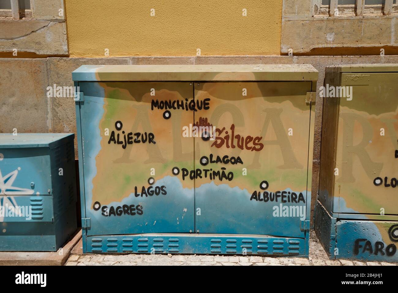 Europa, Portugal, Region Algarve, Silves, bunte bemalte Elektrokasten an einer Hauswand in Silves, Karte Stockfoto