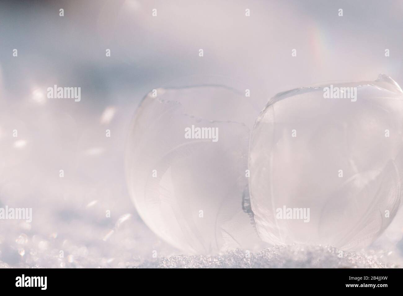 Eisbälle im Schnee, Nahaufnahme Stockfoto