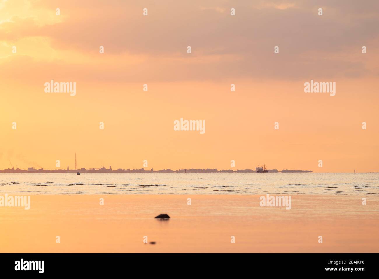 Europa, Deutschland, Niedersachsen, Otterndorf. Sonnenuntergang über der Elbmündung vor Cuxhaven. Im Vordergrund spielt sich das Abendlicht in Watte ab Stockfoto