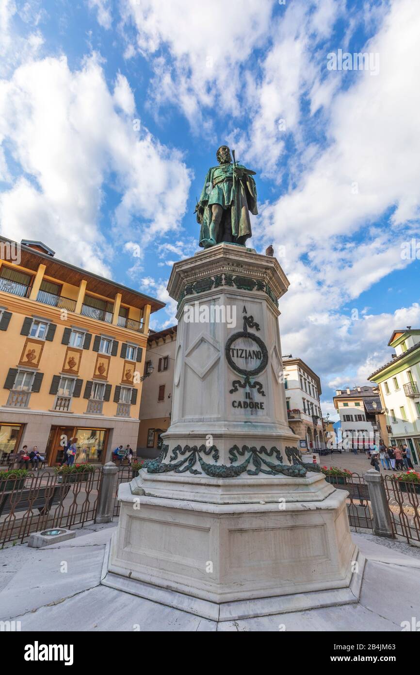 Pieve di Cadore, der Hauptplatz mit der Bronzestatue von Tiziano Vecellio, den Doles, Belluno, Veneto, Italien Stockfoto