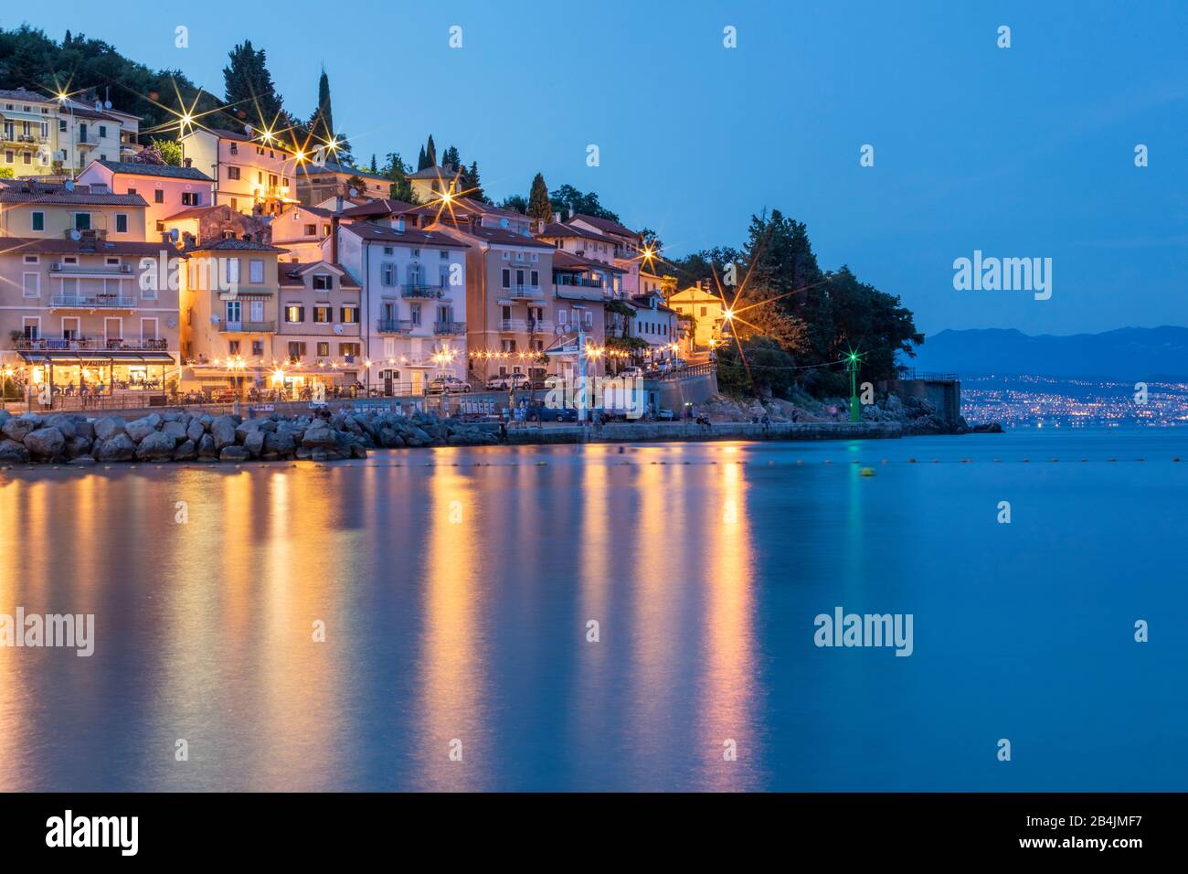 Moscenicka Draga in der Dämmerung, Kvarner Bucht, Opatija riviera, Adria, Kroatien Stockfoto