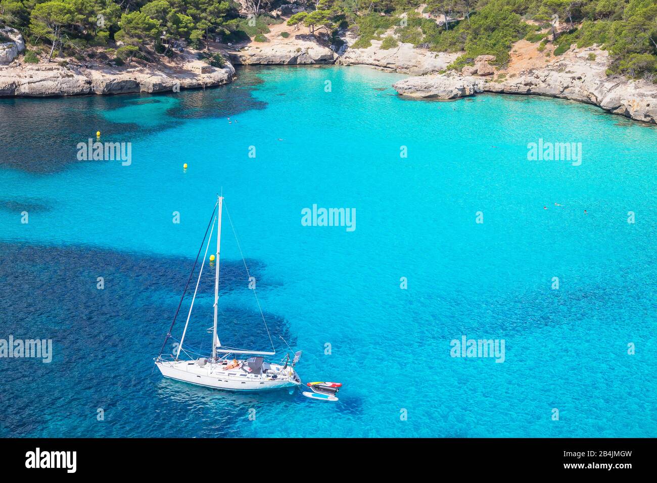 Segelboot an der Cala Macarella, Menorca, Balearen, Spanien, Europa verankert Stockfoto
