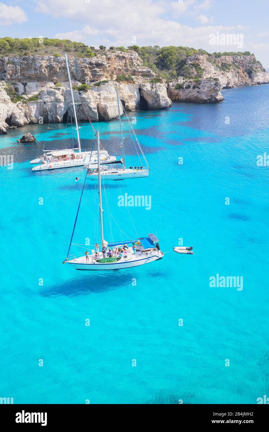Boote in der Bucht von Cala Macarelleta, Menorca, Balearen, Spanien, Europa Stockfoto