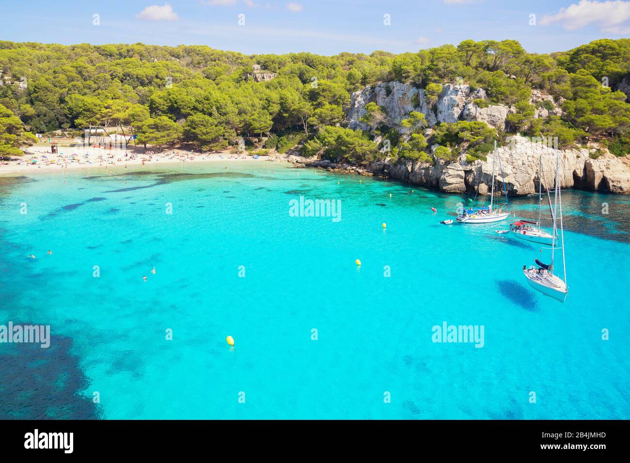 Boote in der Bucht von Cala Macarelleta, Menorca, Balearen, Spanien, Europa Stockfoto