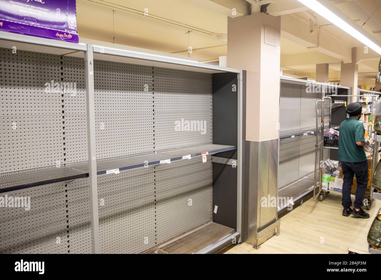 Coronavirus in Australien führt zu massenhaftem Panikkauf von toilettenpapier, das Supermärkte mit leeren Regalen verlässt und den Kauf einschränken muss Stockfoto