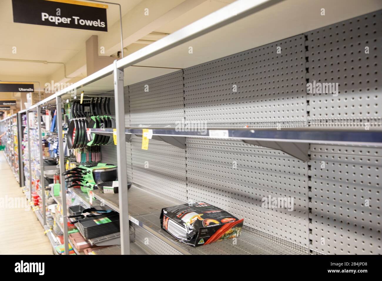 Coronavirus in Australien führt zu massenhaftem Panikkauf von toilettenpapier, das Supermärkte mit leeren Regalen verlässt und den Kauf einschränken muss Stockfoto