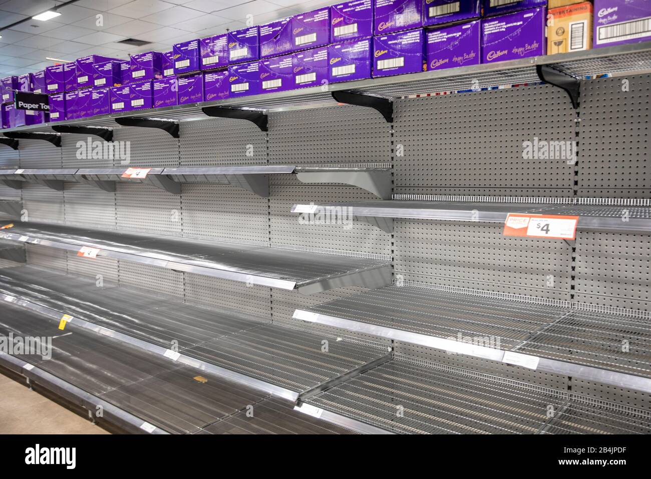 Coronavirus in Australien führt zu massenhaftem Panikkauf von toilettenpapier, das Supermärkte mit leeren Regalen verlässt und den Kauf einschränken muss Stockfoto