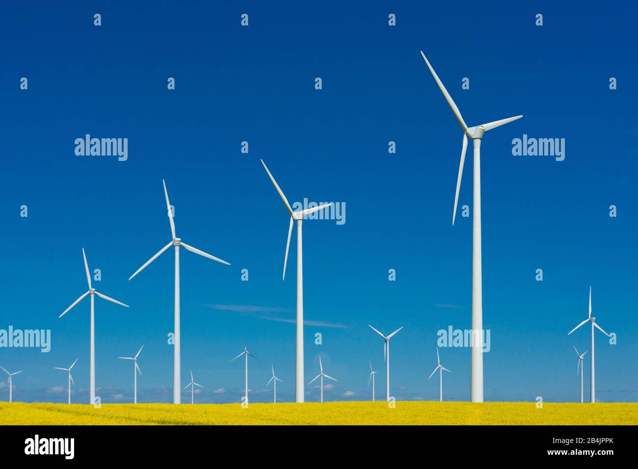 Windräder vor blauem Himmel, Symbolbild Windkraft, erneuerbare Energie Stockfoto