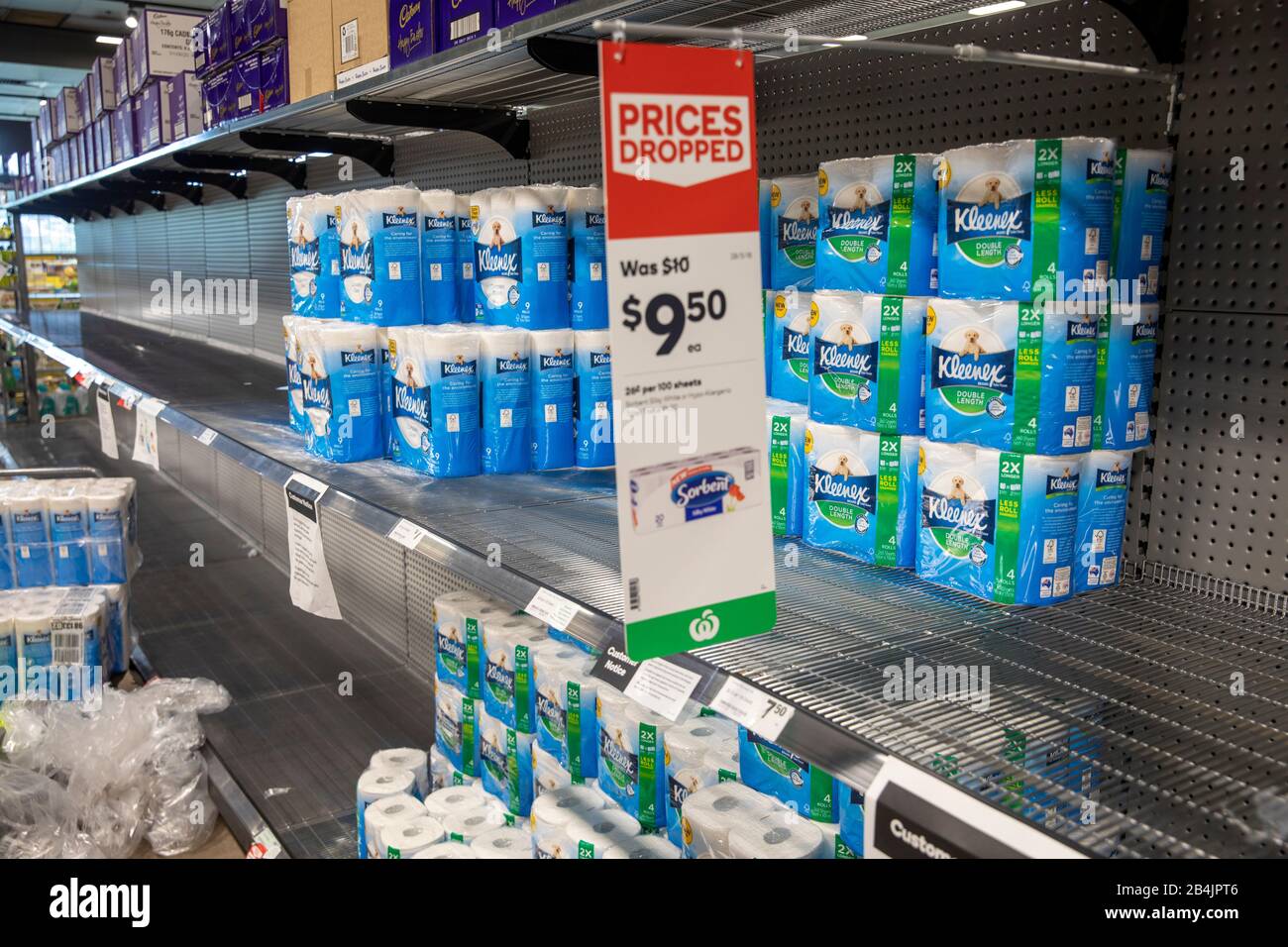 Coronavirus in Australien führt zu massenhaftem Panikkauf von toilettenpapier, das Supermärkte mit leeren Regalen verlässt und den Kauf einschränken muss Stockfoto