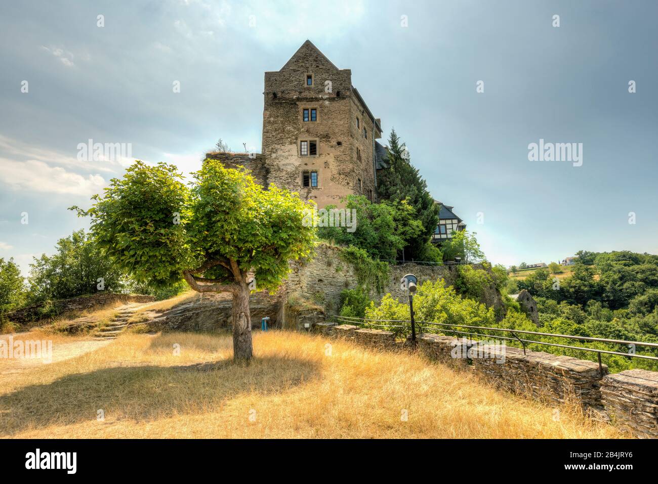 In Schönburg am Mittelrhein, Tonemapping, Palas, Garten und Flaggenwiese, Burg befindet sich ein Hotel und das Kolpinghaus, "Jugendburg der Kolpinggesellschaft", Teil des "UNESCO-Welterbes Oberes Mittelrheintal" reine Rheinromantik, Stockfoto