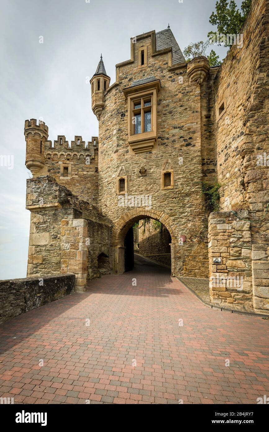 Schloss Dhaun bei Hochstetten-Dhaun an der nahe, Burgruine, in deren Palast sich die "Heim-Volkshochschule Schloss Dhaun" (Schule) befindet, große Anlage mit Bastion, Bering mit Verteidigungstürmen, Tor- und Palastpark, hoch über dem Kellenbachtal (Tal) am Eingang des Hunsrücks, Stockfoto