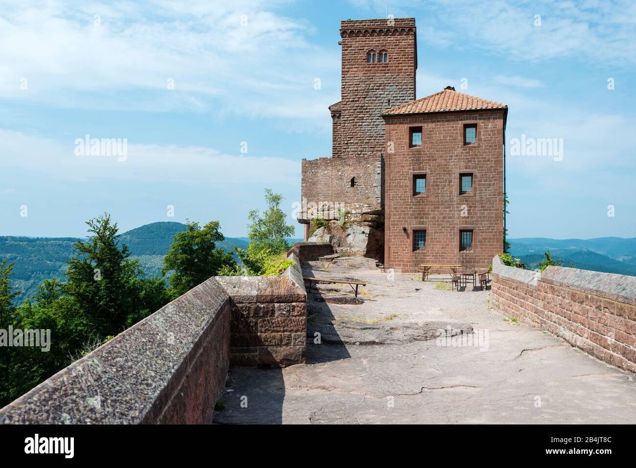 Burg Trifels bei Annweiler im Wasgau in der Pfalz, kaiserliche Insignien und kaiserliche Juwelen wurden dort aufbewahrt, Richard das Lionherz wurde dort inhaftiert, aus der Bergburg Rotsandstein erbaut, geschütztes Kulturgut nach Haager Konvention, Stockfoto