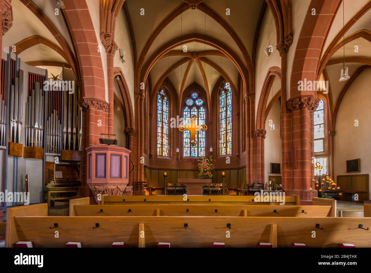 Innenschuss im EV. St.-Johannis-Kirche in Bad Dürkheim, 3-schiffiger bedeutender Bau der Frühgotik in der Pfalz, Stockfoto