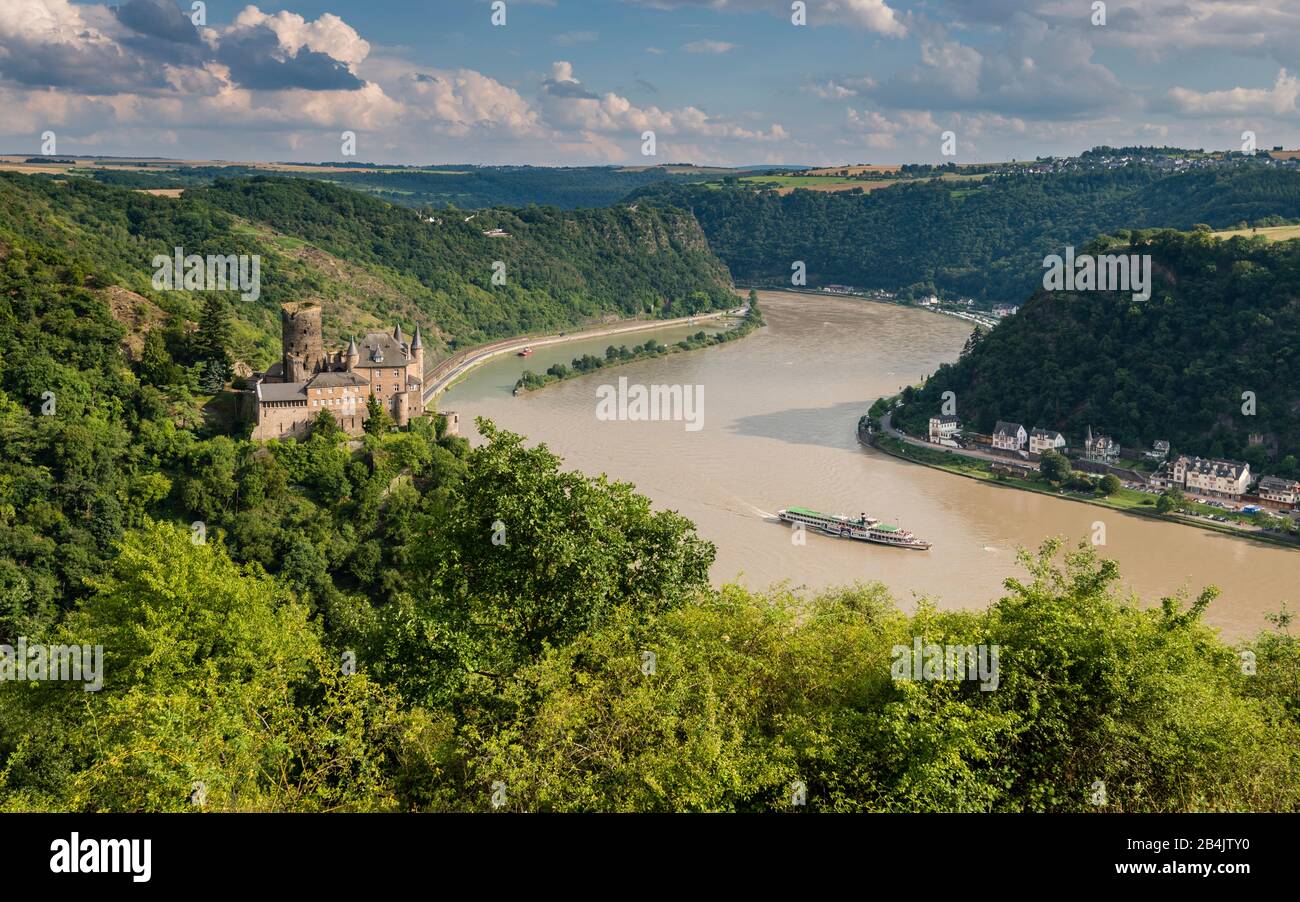 Blick auf den Mittelrhein von der 3-Burg-Aussicht auf Patersberg: Schloss Katz, Loreley mit seiner berühmten Rheinschleife, der historische Raddampfer Goethe-nach St. Goar, reine Rheinromantik im "UNESCO-Welterbe Oberes Mittelrheintal", Stockfoto