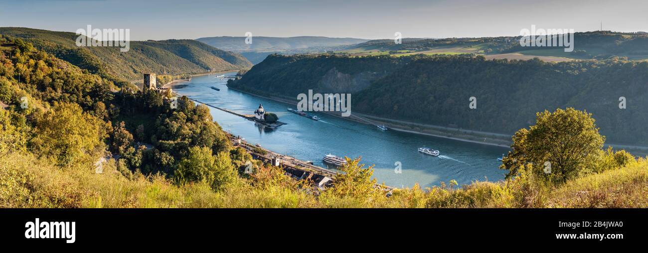 Panorama von Kaub am Mittelrhein, mit den Burgen Gutenfels und Pfalzgafenstein Stockfoto
