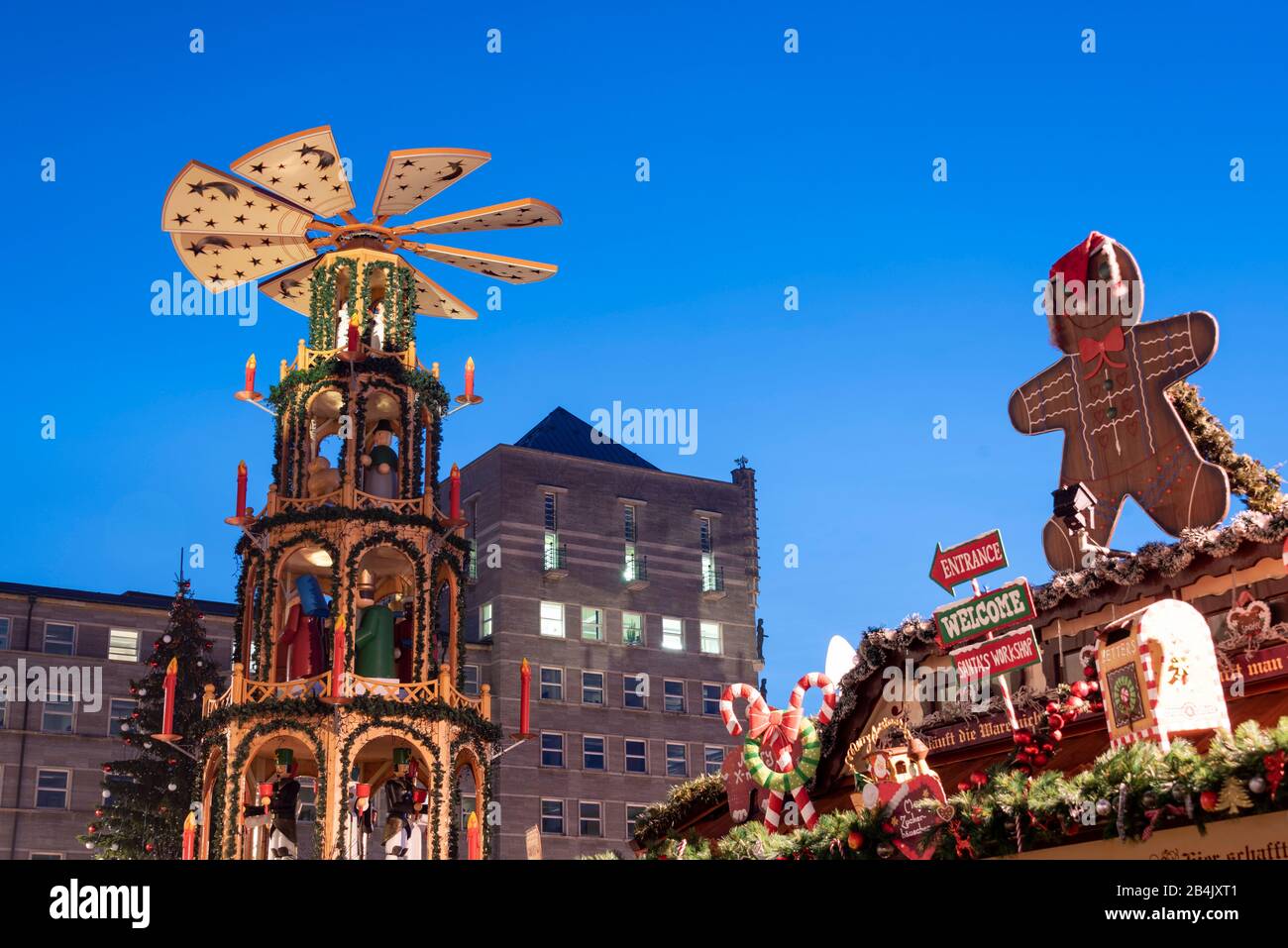 Deutschland, Sachsen-Anhalt, Halle, Weihnachtspyramide, Lebkuchenmann, Weihnachtsmarkt auf dem Marktplatz in Halle-Saale. Stockfoto