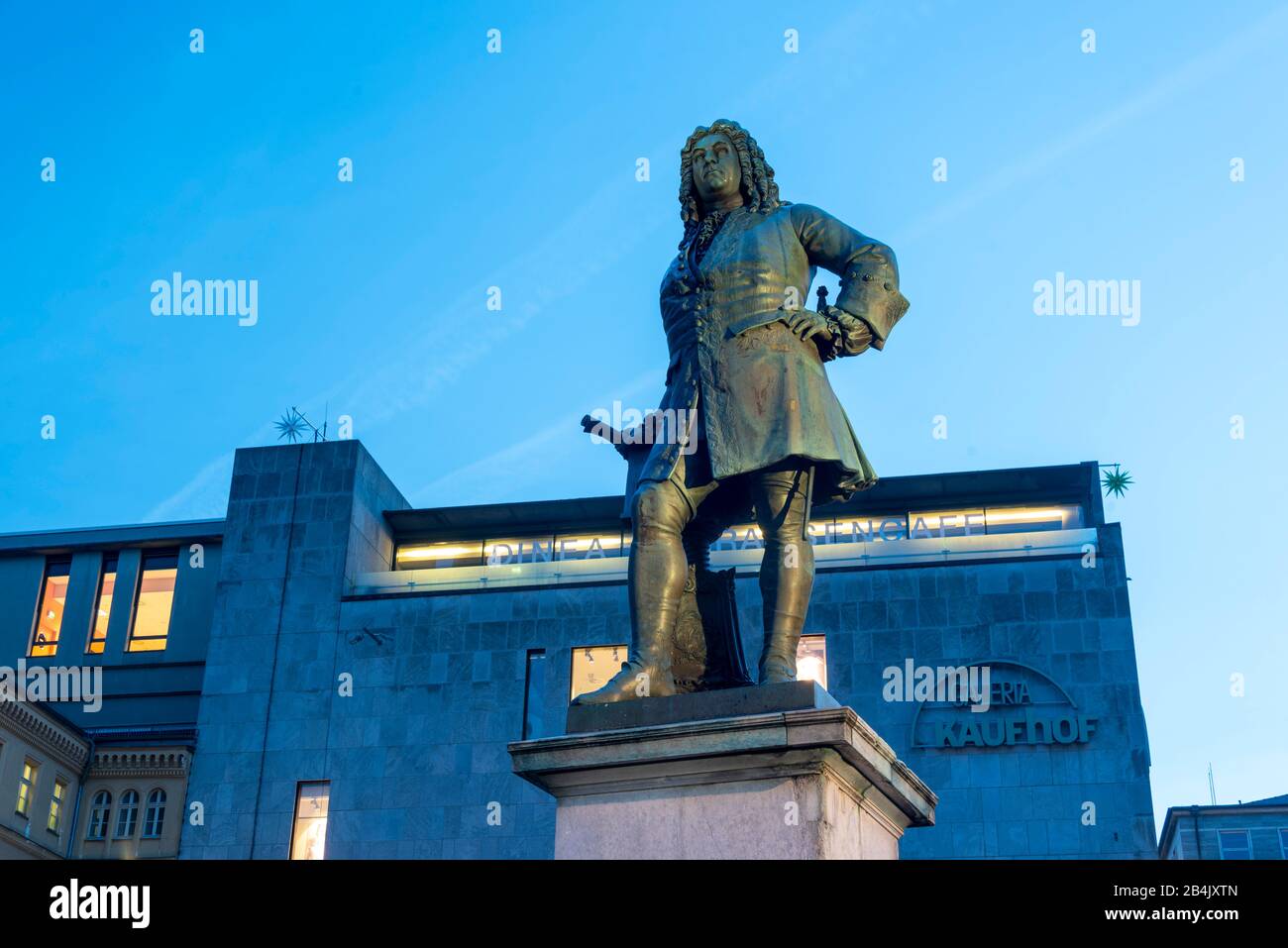 Deutschland, Sachsen-Anhalt, Halle, Denkmal für Georg Friedrich Händel auf dem Marktplatz in Halle im Hintergrund Galeria Kaufhof. Stockfoto