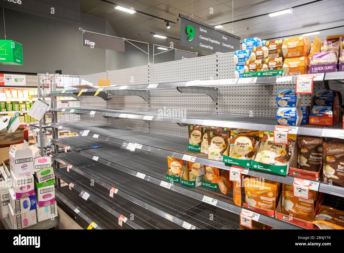 Australien panische Einkäufe von Reis, Pasta und toilettenrollen, die leere Regale in den supermärkten von sydney verlassen Stockfoto