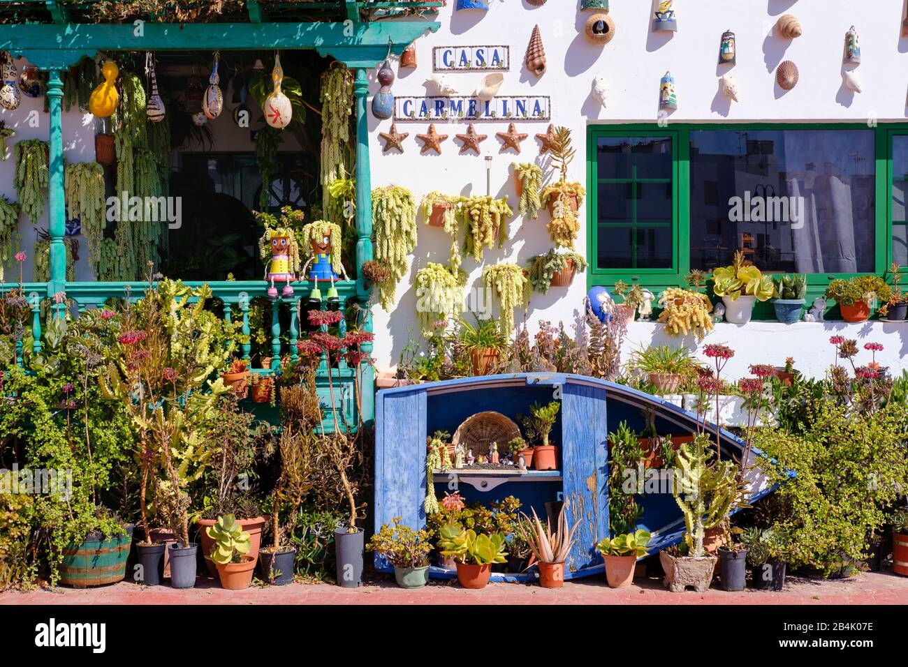 Topfpflanzen und Keramik an Hauswand, Dorf Punta Mujeres, Lanzarote, Kanarische Inseln, Spanien Stockfoto