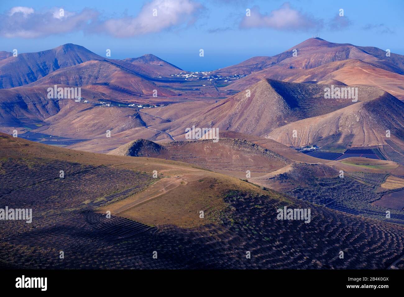 Los Ajaches Natural Park, Femes Village, rechts Atalaya de Femes, Blick von Montana de Guardilama, Lanzarote, Kanarische Inseln, Spanien Stockfoto