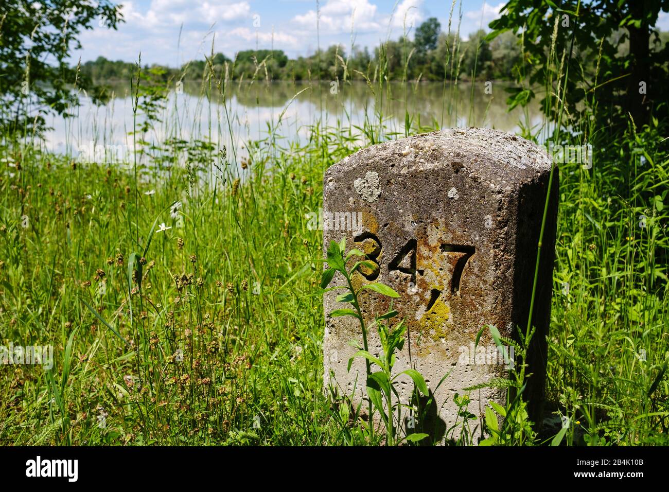 Kilometerstein, Flusskilometer an der Isar, bei Mamming, Niederbayern, Bayern, Deutschland Stockfoto