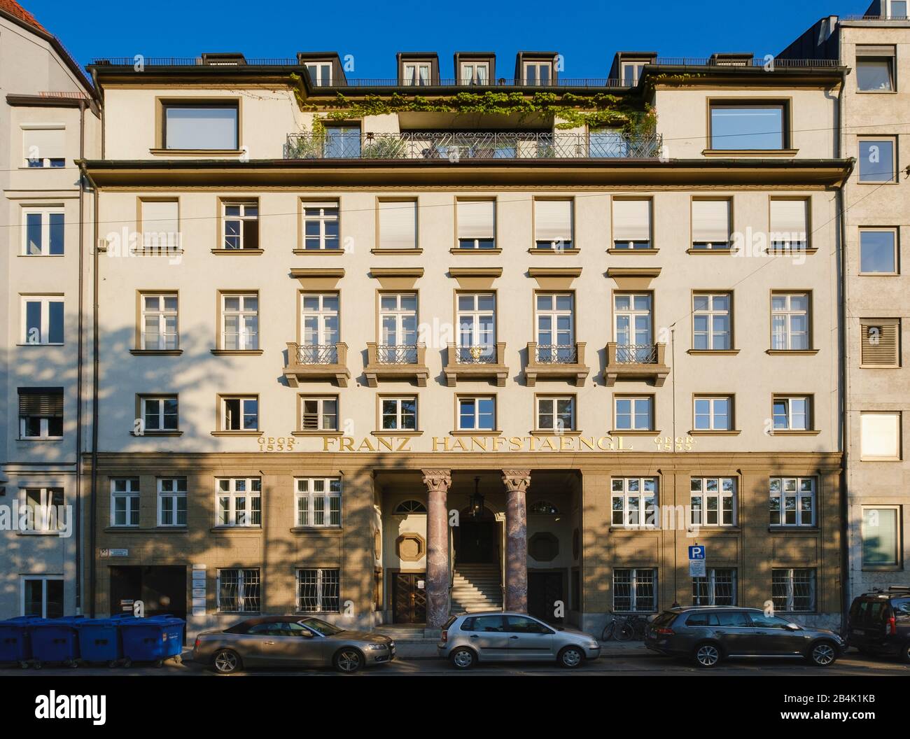 Fassade des ehemaligen Kunstverlegers Franz Hanfstaengl in der Widenmayerstraße 18, Lehel, München, Oberbayern, Bayern, Deutschland Stockfoto
