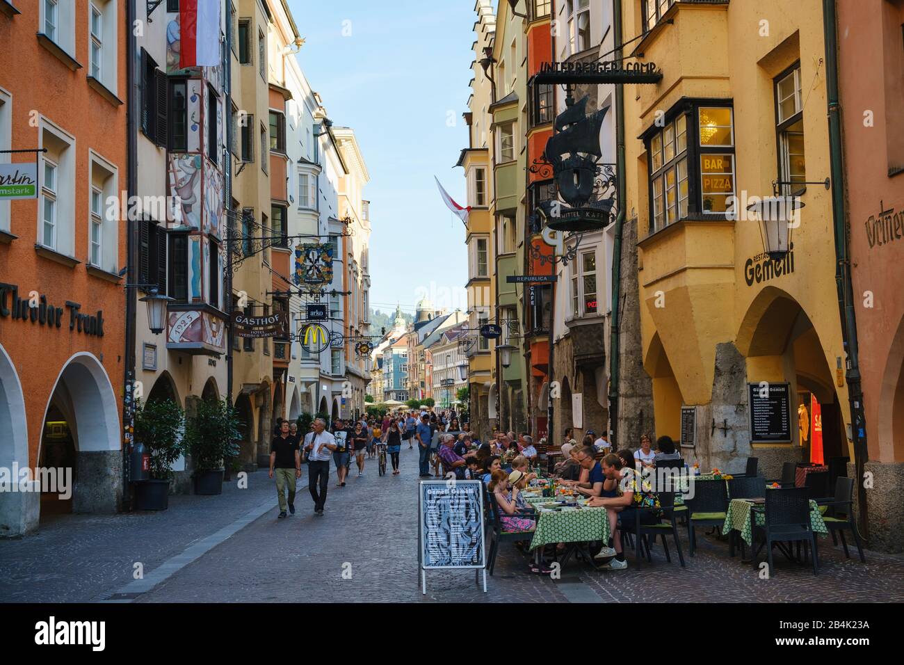 Herzog-Friedrich-Straße in Altstadt, Innsbruck, Tyrol, Österreich Stockfoto