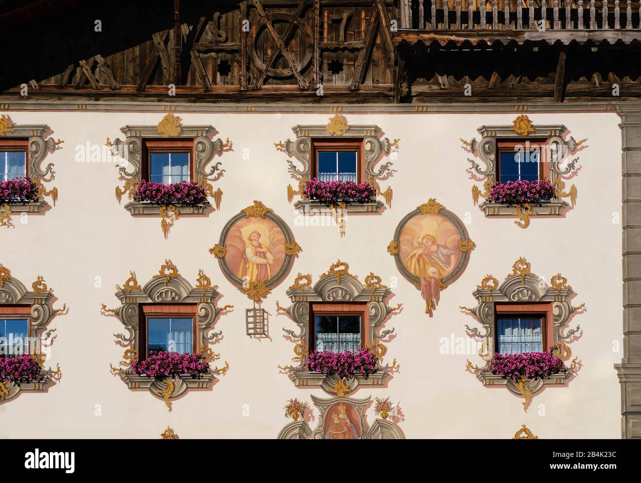 Altes Bauernhaus mit Rokokomalerei und Barbeit in Fulpmes, Stubaital, Tyrol, Österreich Stockfoto