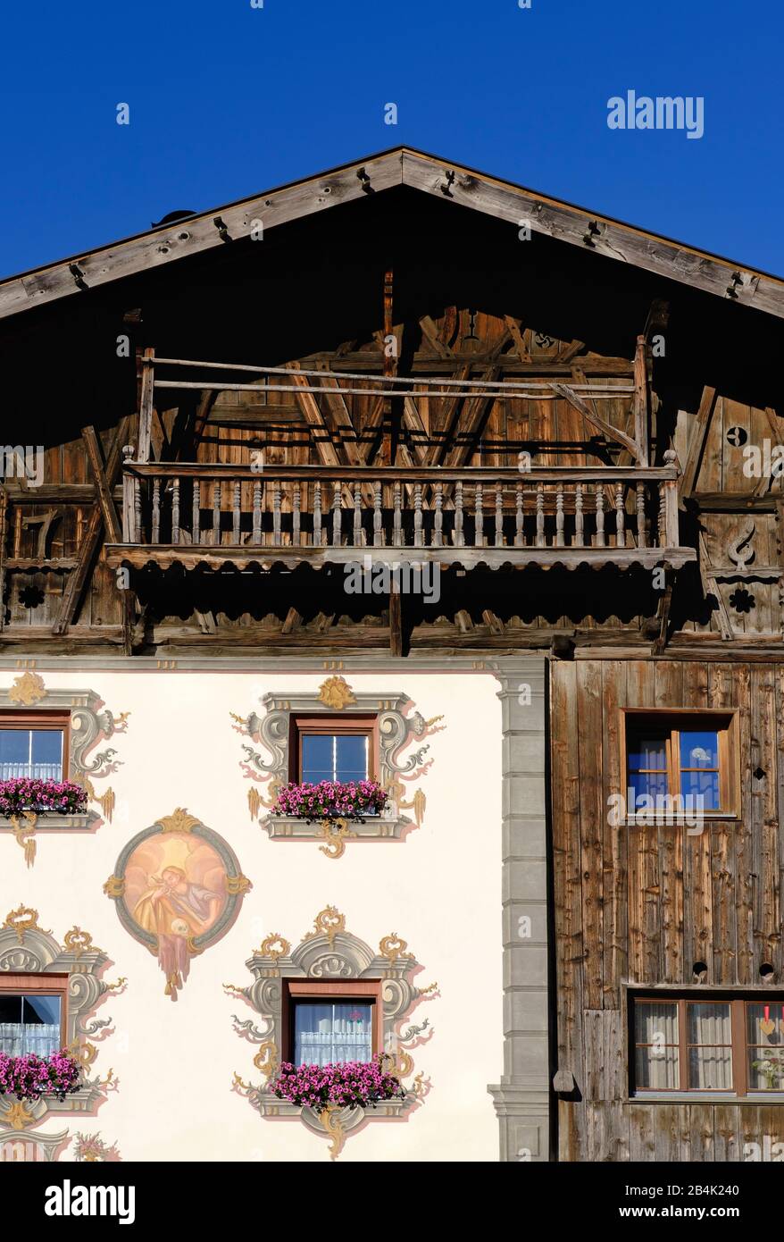 Altes Bauernhaus mit Rokokomalerei und Barbeit in Fulpmes, Stubaital, Tyrol, Österreich Stockfoto