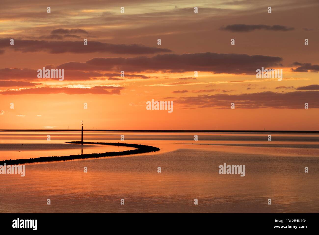 Sonnenuntergang, Abend, Abenddämmerung, blaue Stunde, Wattenmeer, Norddeich, Windkraftanlagen, Ostfriesland, Niedersachsen, Deutschland, Stockfoto